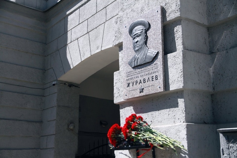    Доска памяти ветерану и общественнику появилась на стене дома, где он жил 20 лет. Фото: Законодательное Собрание Новосибирской области.