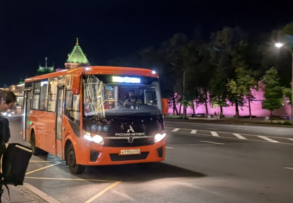    Все маршруты начных автобусов включают площадь Минина. Екатерина МАРКЕЛОВА