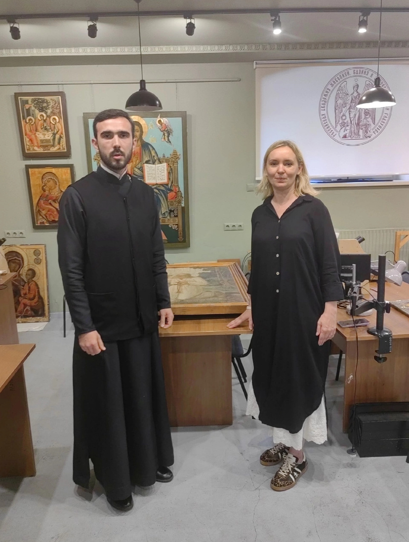 Отец Даниил в Глазуновке с заведующей кафедрой реставрации Натальей Чаплыгиной. 