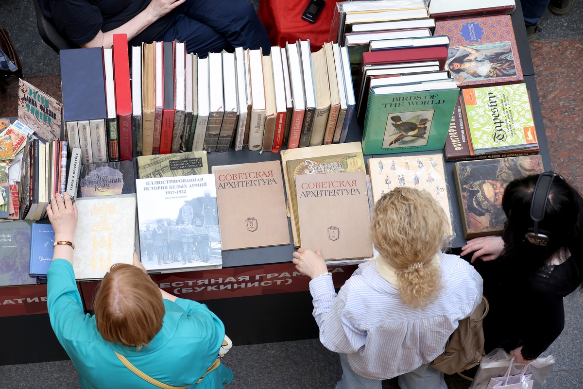    Книжный фестиваль "Красная площадь" на площадях внутри ГУМа.    
/Сергей Куксин/ РГ