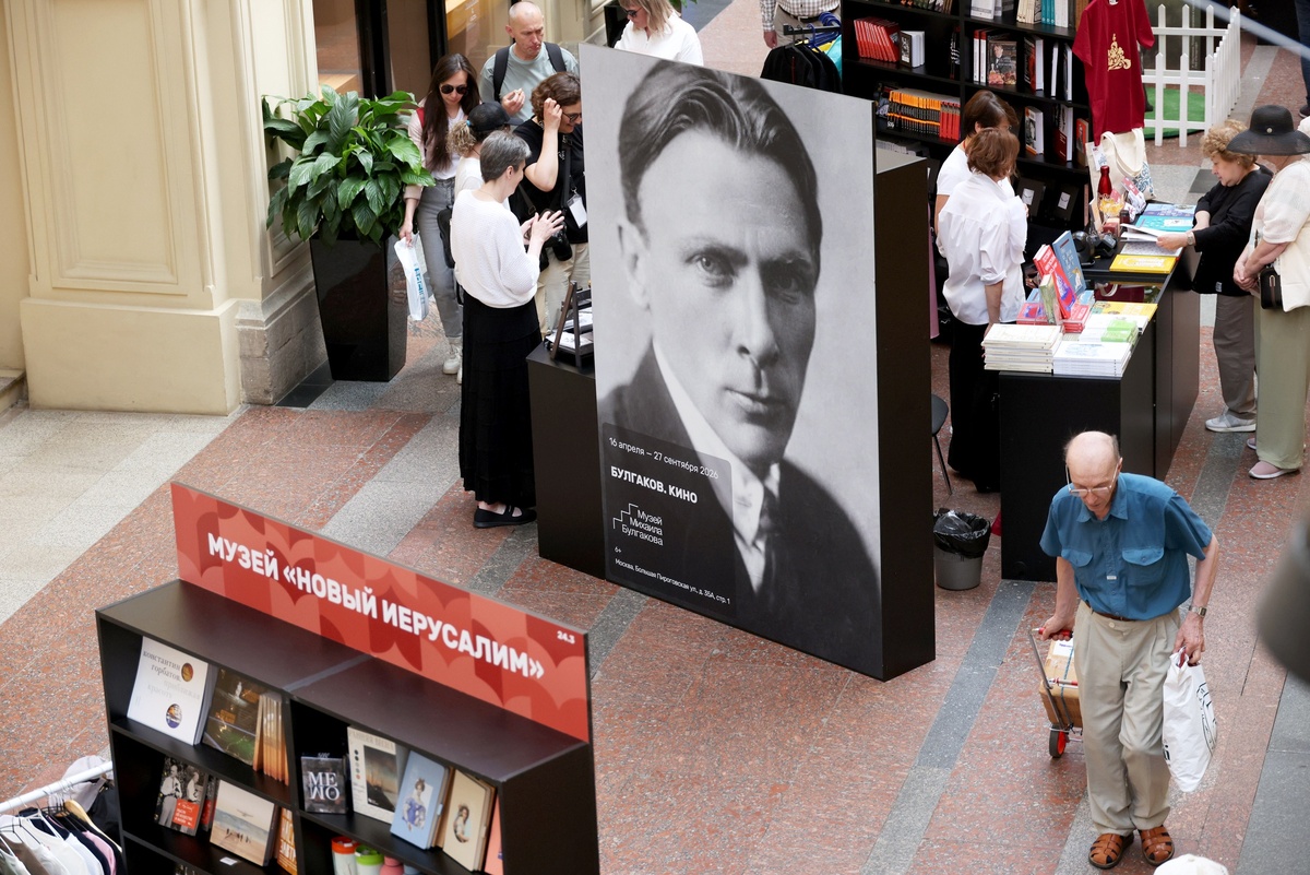    Книжный фестиваль "Красная площадь" на площадях внутри ГУМа. /Сергей Куксин/ РГ