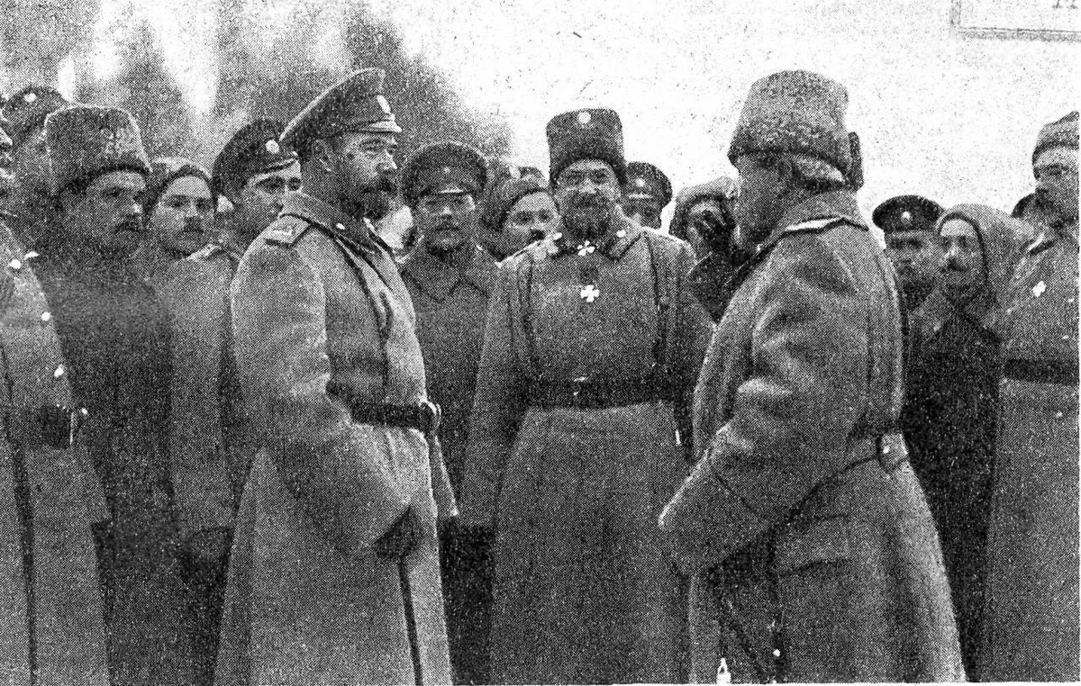 Император Николай II с генералами Алексеем Эвертом (в центре анфас) и Алексеем Куропаткиным (справа, лицом к царю)