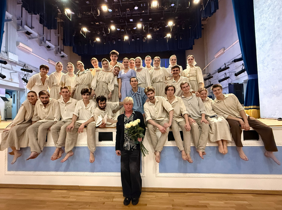 Фото из ВК-сообщества СаТИ: сценическая кантата Карла Орфа «Carmina Burana» на торжественной церемонии открытия VII Хоровых ассамблей «Золотые огни Саратова»