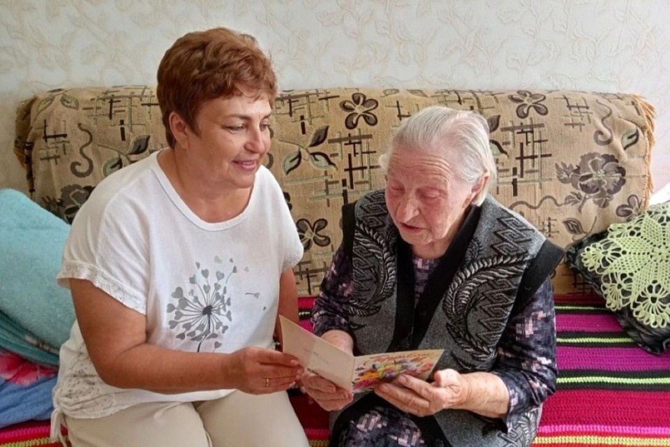    Ветерана труда из Здвинского района поздравили с праздником представители власти и совета ветеранов. Фото: администрации Здвинского района.
