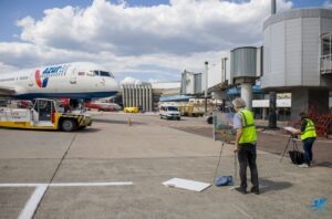    Надежнее всего рисовать самолёт AZUR air :)