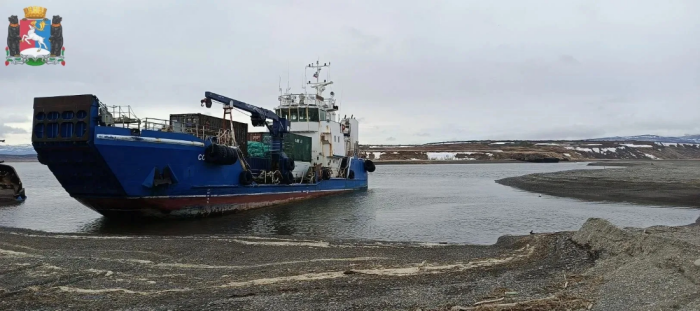 Баржа «Сосновка» встала под разгрузку в устье реки / фото: канал Палана Камчатский край в Мах