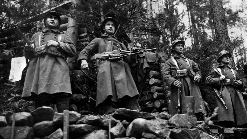 Французские солдаты позируют на одном из опорных пунктов Линии Мажино, 1940 год.