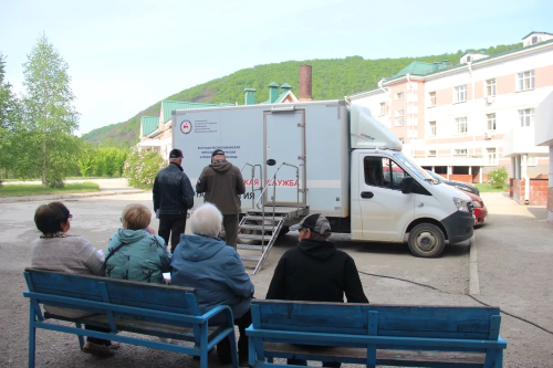На приём в республиканскую клинику Якутии можно попасть прямо во дворе собственного дома / фото: канал Мария Костюк в Мах