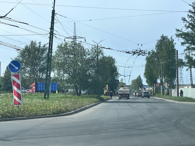    Опора с электропроводами упала на машины в Петрозаводске, есть пострадавшаячитатель "Фактора"