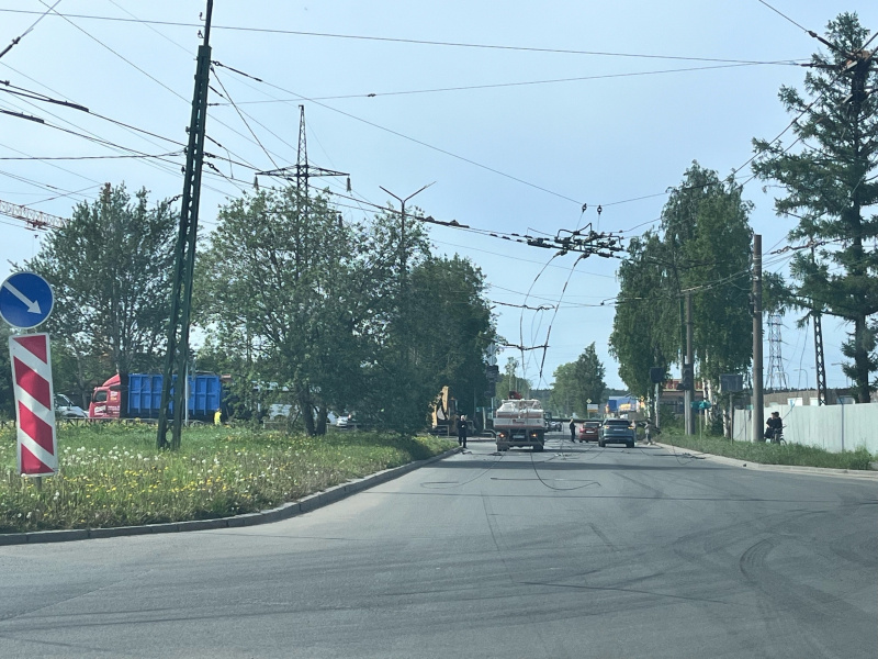    Опора с электропроводами упала на машины в Петрозаводске, есть пострадавшаячитатель "Фактора"