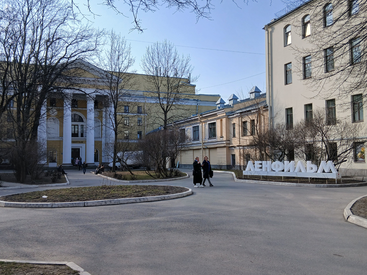 У "Ленфильма"