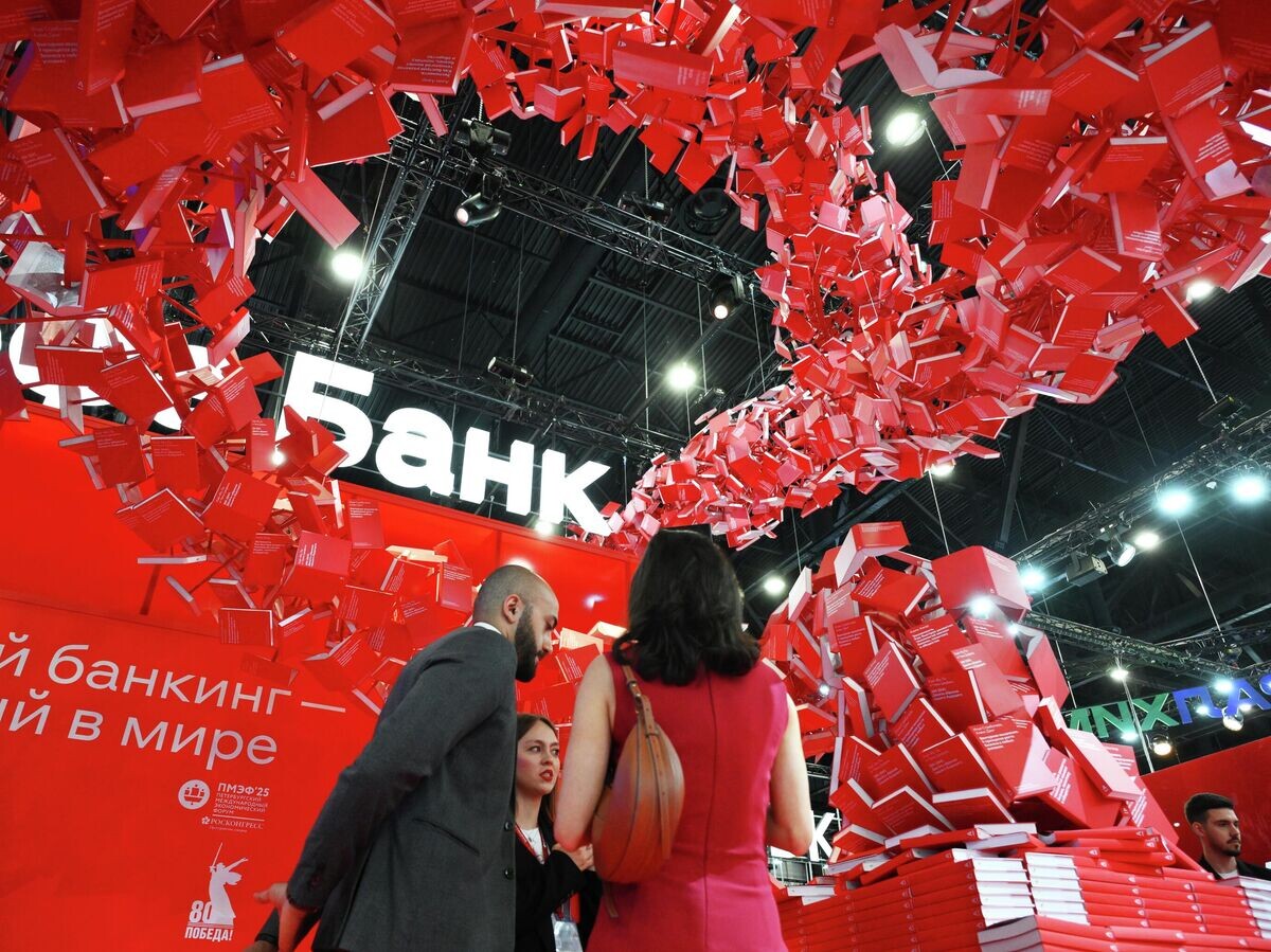    Стенд "Альфа-банка" на ПМЭФ-2025 | © РИА Новости / Владимир Астапкович