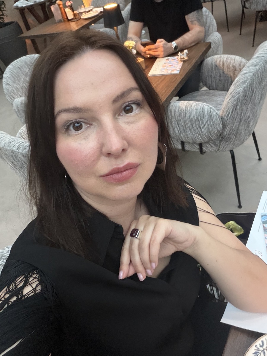 Даже специалисту становится сложно отличить искренний совет от маркетинга. Когда кто-то говорит: «Боже мой, после покупки этого свитера моя жизнь разделилась на до и после» — это воспринимается как живая рекомендация подруги. Хотя за этим может стоять рекламная интеграция, алгоритмы или просто очень хорошо упакованный эмоциональный контент.