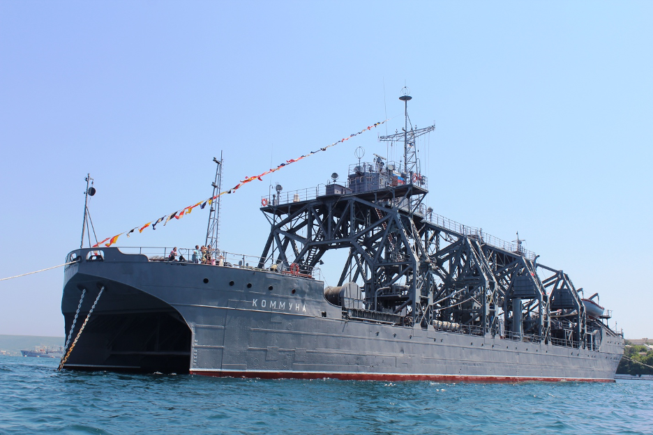 «Коммуна» на параде в День ВМФ. Источник: forums.airbase.ru