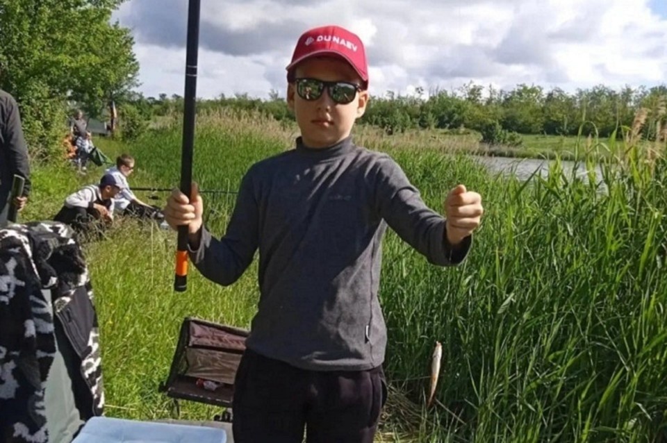    В селе Сергеевка на местном водоеме прошли соревнования по ловле рыбы удочкой среди детей. Фото: ЕР ДНР