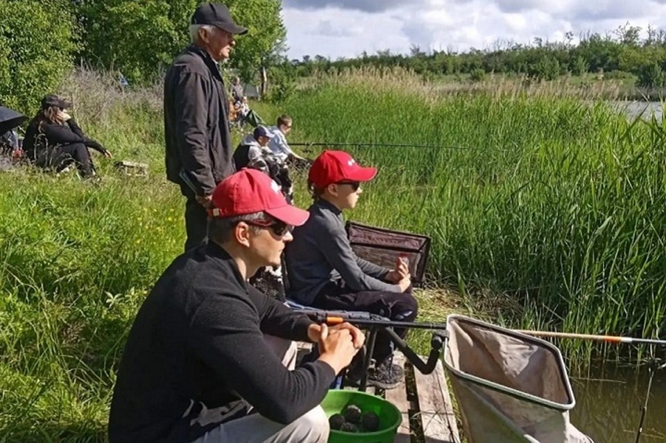    В селе Сергеевка на местном водоеме прошли соревнования по ловле рыбы удочкой среди детей. Фото: ЕР ДНР