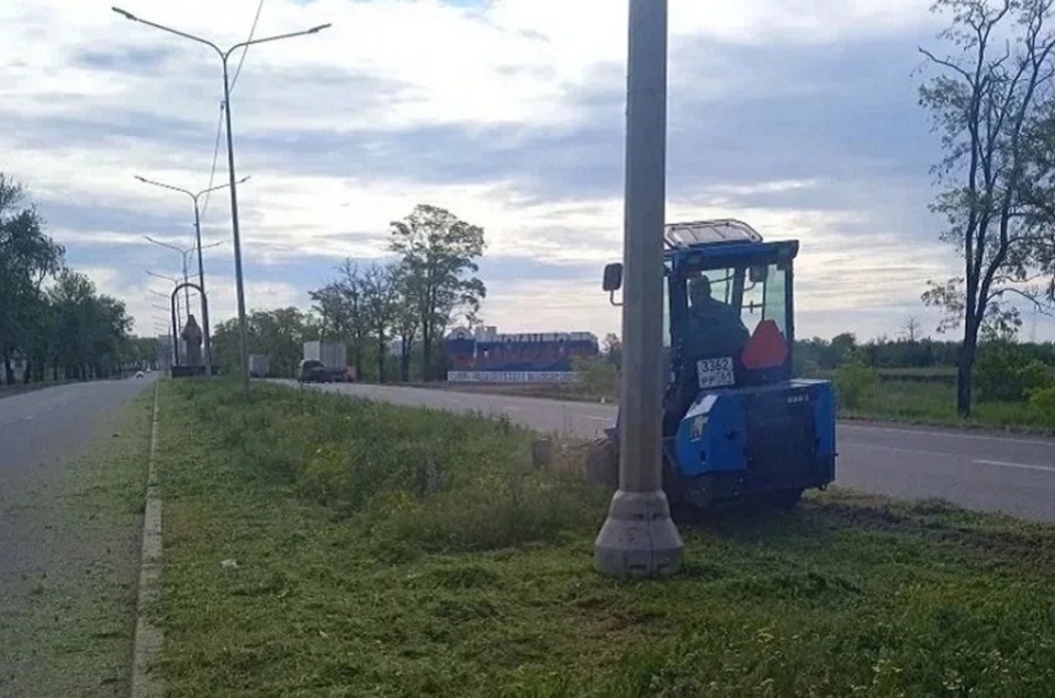    Коммунальные службы приступили к благоустройству зеленых зон на основных въездах в город. Фото: МАХ/Кольцов