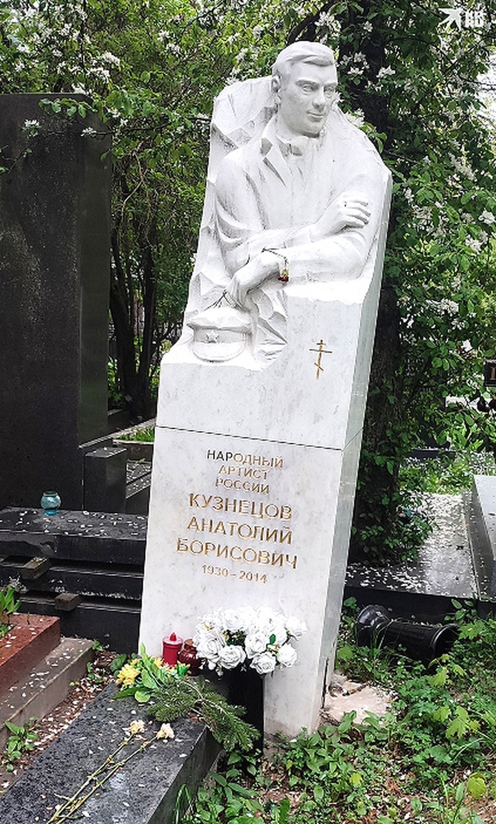    Бюст на могиле артиста Анатолия Кузнецова на Новодевичьем кладбище наклонился. Анастасия ПЛЕШАКОВА