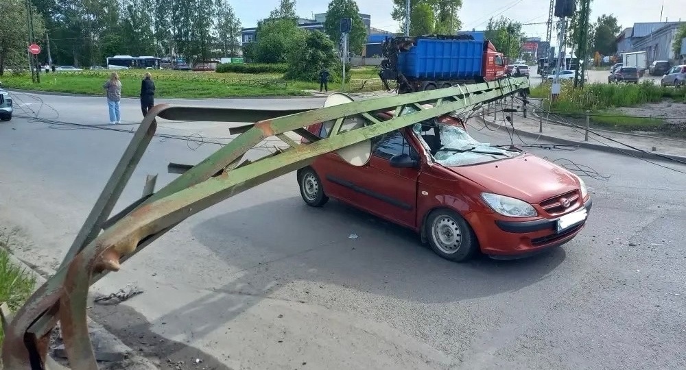 Стала известна причина падения опоры электросетей на машину в Петрозаводске