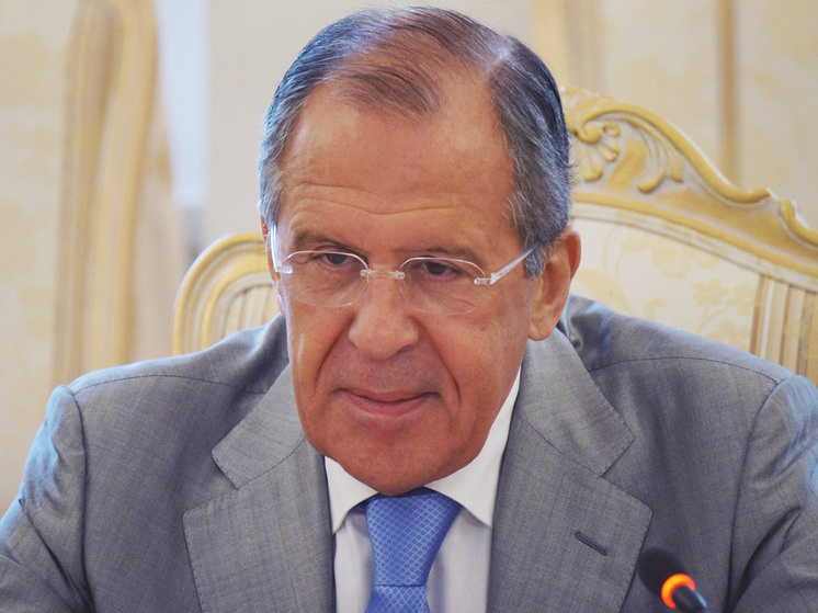     Перед началом переговоров представители России и Сербии тепло поприветствовали друг друга. Фото: пресс-служба МИД РФ.
