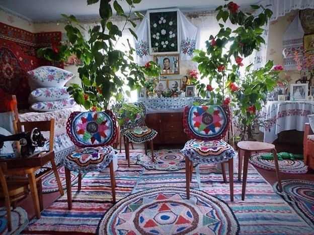 Советская самобытная деревенская культура: кровати с подзорами и подушками, вязаные половики