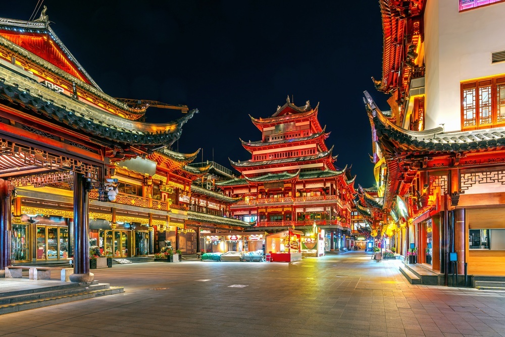 Ночная улица в Шанхае. Фото: shutterstock.com