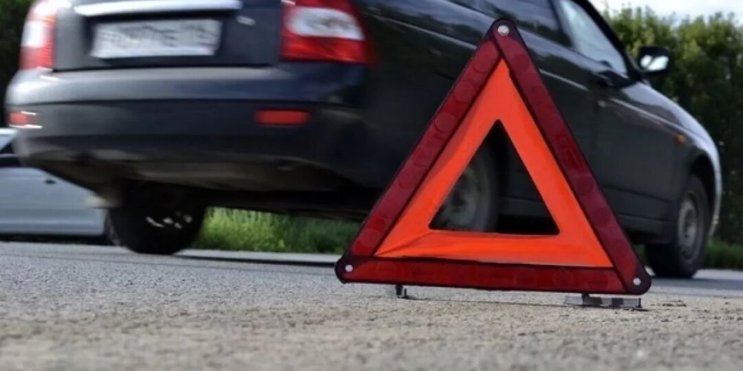 В Светлом автомобиль врезался в здание и перевернулся