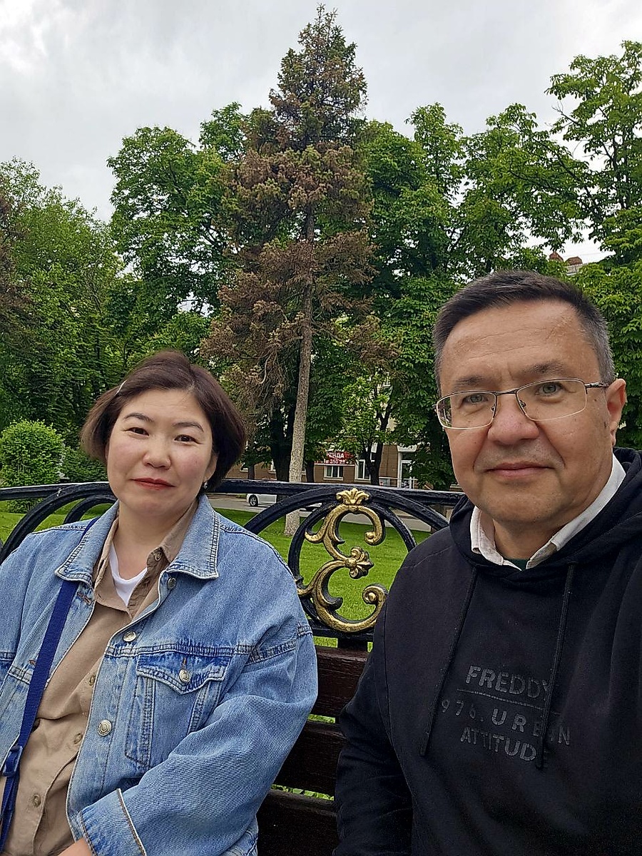 Заглавная "Е" с вензелем - начальная буква имени Екатерина - везде, и на лавочках, и на урнах. Святая Екатерина - покровитель Краснодара