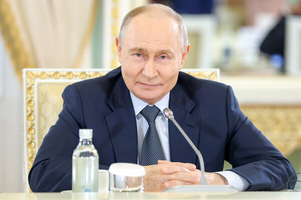 Президент РФ Владимир Путин в Константиновском дворце на встрече с руководителями международных информационных агентств, 4 июня 2026 года / Валерий Шарифулин/РИА Новости   📷