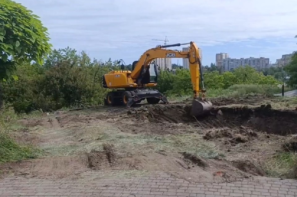    На проспекте Металлургов в Мариуполе производят замену старого коллектора. Фото: МАХ/Кольцов