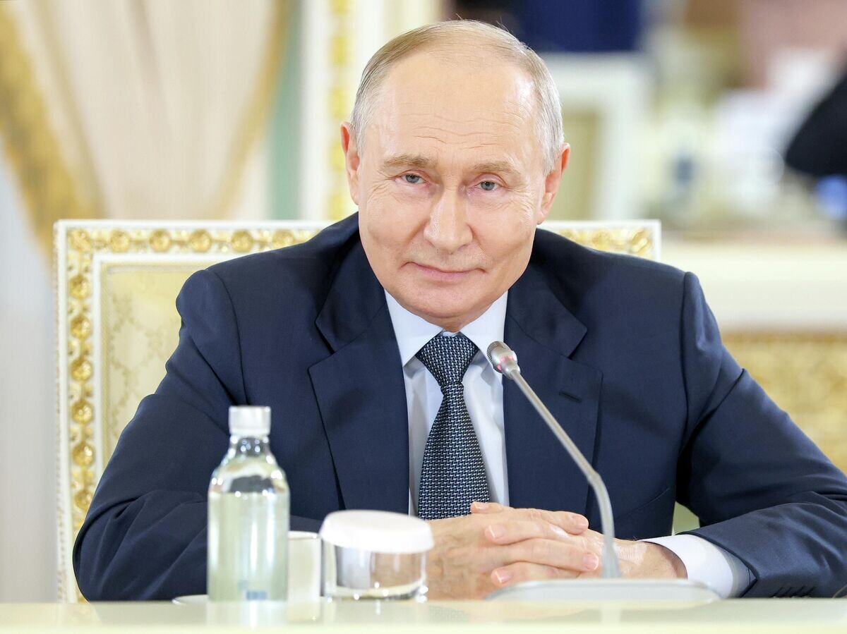    Президент РФ Владимир Путин в Константиновском дворце на встрече с руководителями международных информационных агентств | © РИА Новости / POOL