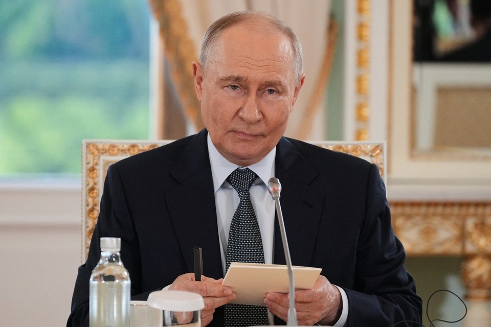    Путин поблагодарил Алиева за помощь в отправке гуманитарных грузов в Иран REUTERS
