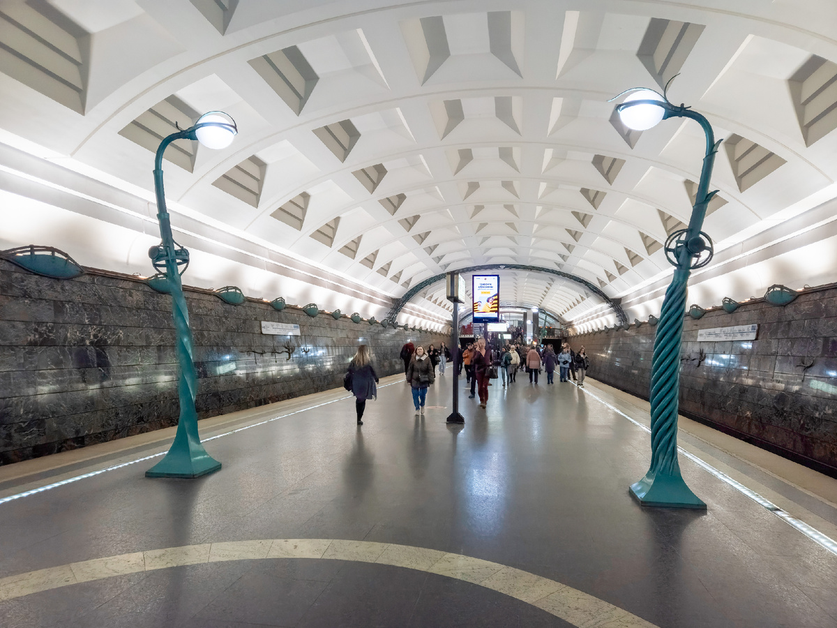  Станция метро «Славянский бульвар».
