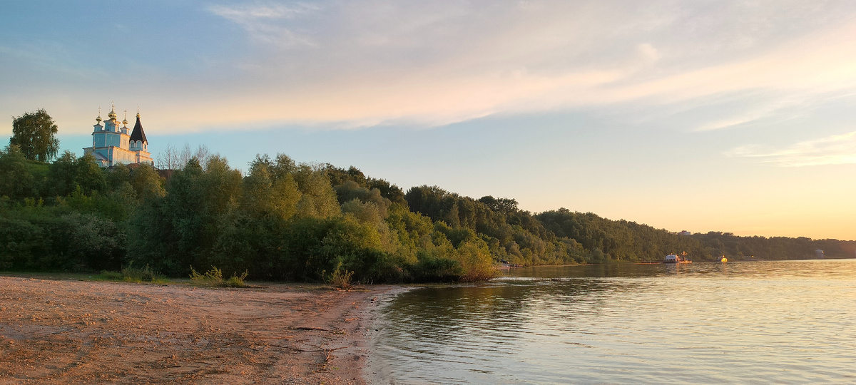 Казанская церковь в с. Великий Враг на берегу Волги. Берег, куда я приезжаю или прихожу летом, чтобы побыть наедине со своими мыслями.