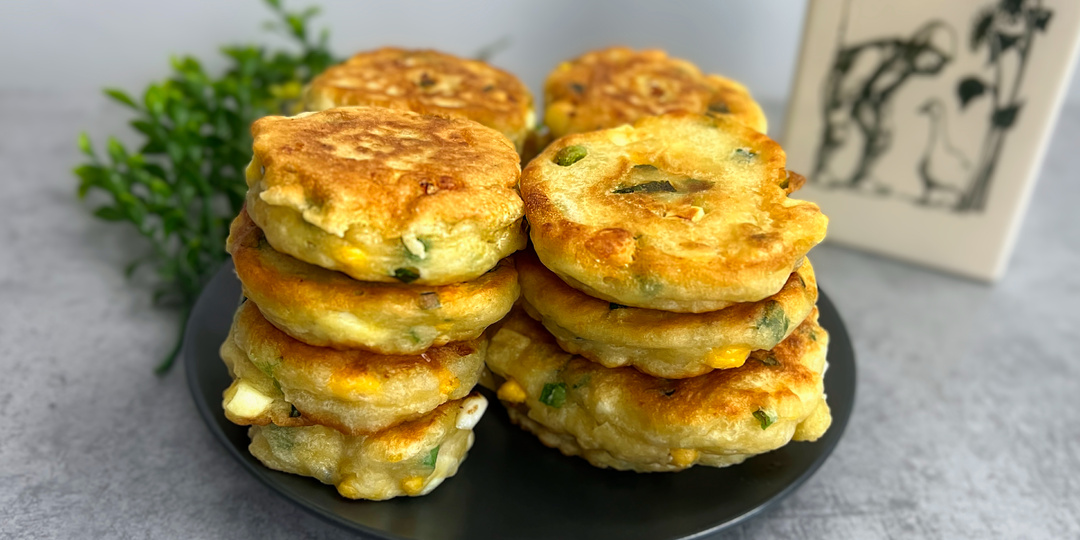Ленивые пирожки с яйцом и зелёным луком: пышные, быстрые и без возни с тестом!
