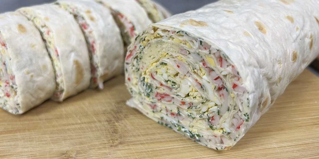 Нежный рулет из лаваша с крабовыми палочками и сыром!