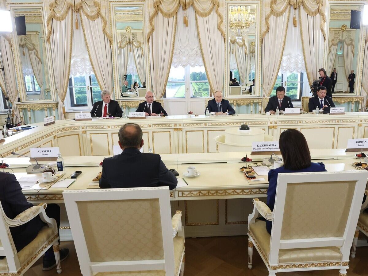    Президент РФ Владимир Путин в Константиновском дворце на встрече с руководителями международных информационных агентств | © Фото : Администрация Президента России