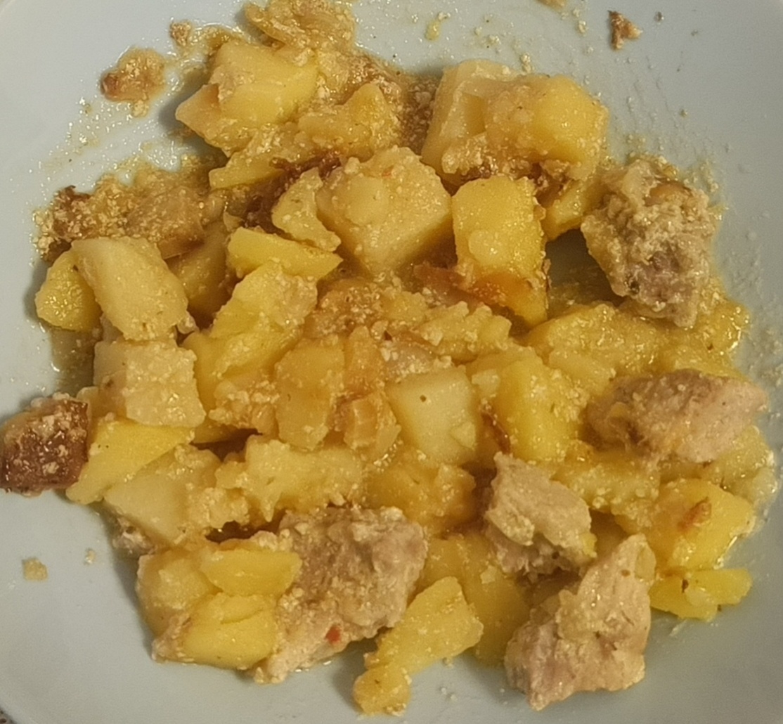 Картошка с мясом, луком и грибами в сметанном соусе. Подготовились к скорому приезду подростка домой 🤭