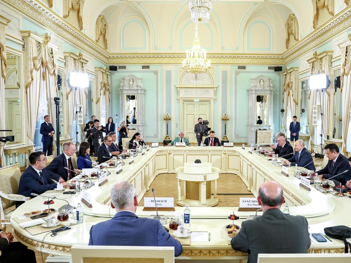    Президент РФ Владимир Путин в Константиновском дворце на встрече с руководителями международных информационных агентств | © РИА Новости / POOL