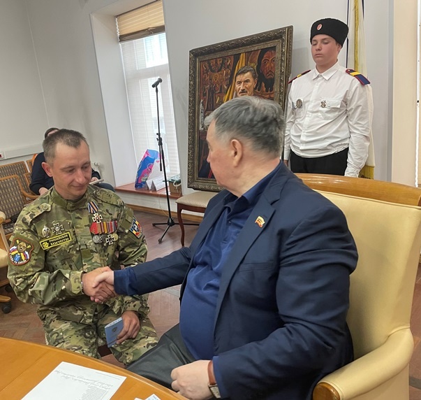 Илл.: Награда тем, кто сегодня нас защищает. Вручает атаман Валерий Васильевич Камшилов. Фото предоставлено автором