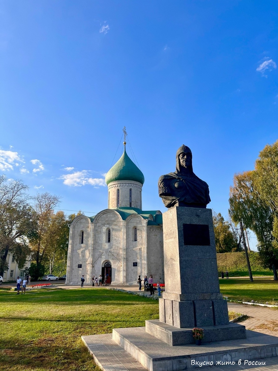 Снимок 2 - Памятник  Великому князю Юрию Долгорукому
