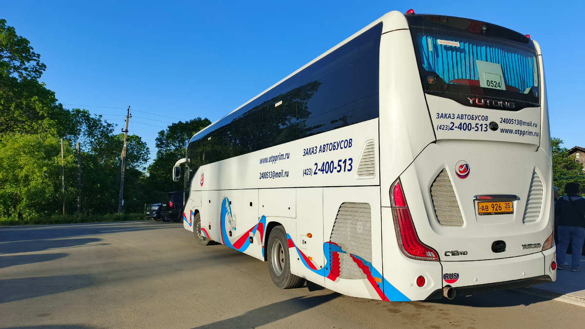 Наш комфортабельный автобус перед границей на стоянке в п. Краскино. 