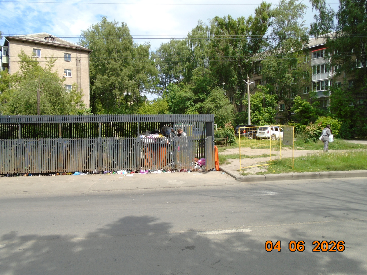 Мужчина осматривает второй  бак. Простите, пожалуйста, меня: фотографии не оч. хорошего качества!