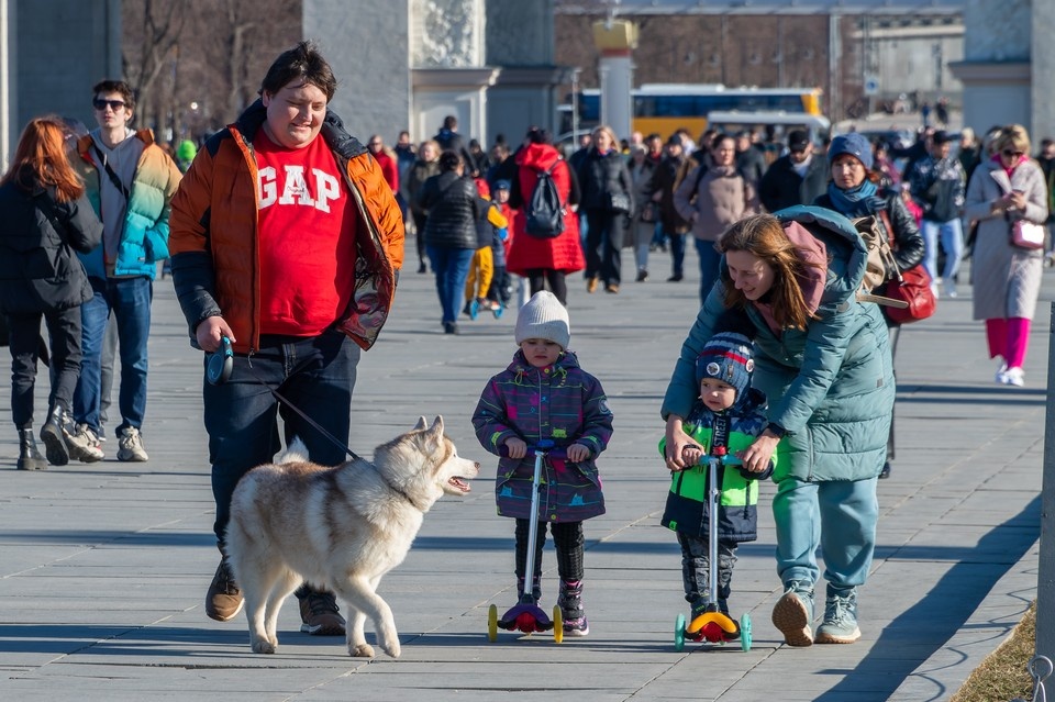    В России предложили предоставить многодетным родителям возможность перехода на гибких график работы. Михаил ФРОЛОВ