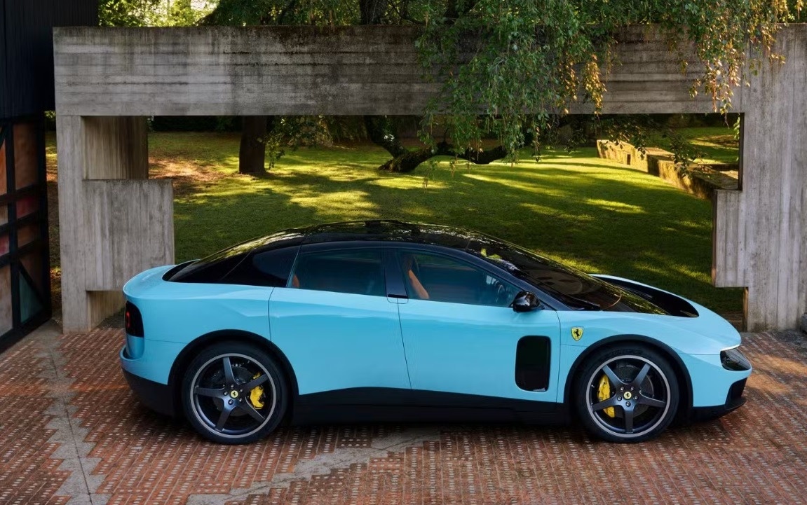 Ferrari Luce — вид сбоку