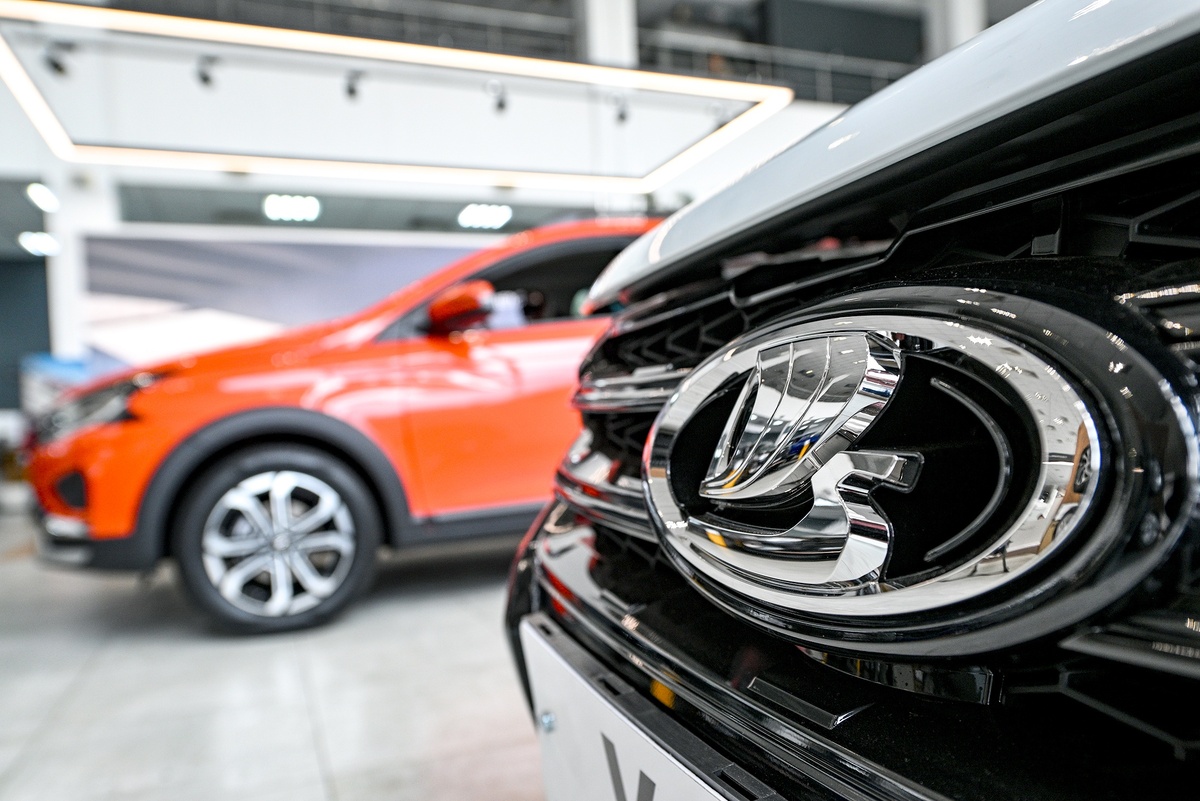    Lada Iskra и Lada Vesta. / Кирилл Зыков/ РИА Новости
