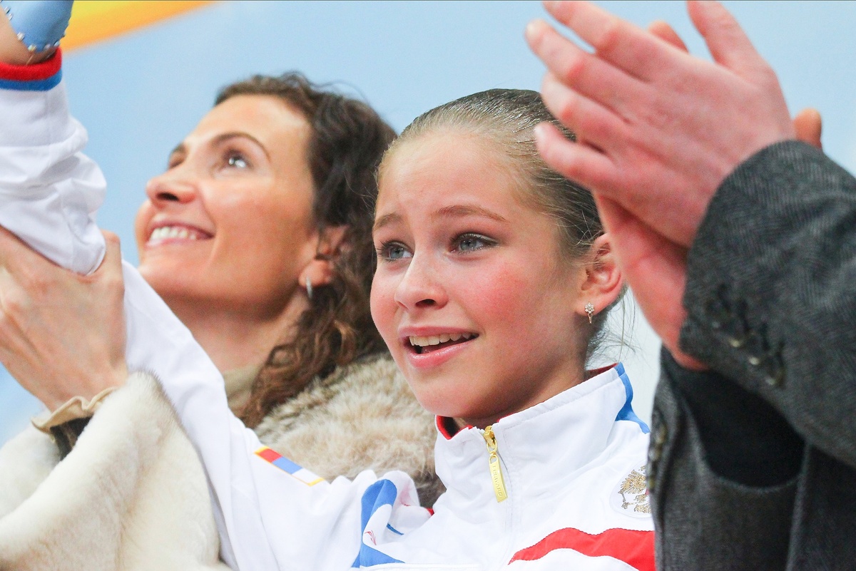    2012 год. Юлия Липницкая завоевывает золотую медаль на Чемпионате мира по фигурному катанию среди юниоров в Минске. /Андрей Александров / РИА Новости