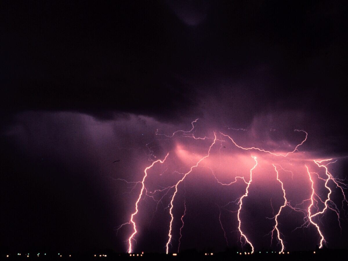    Покадровая съемка ударов молнии | © NOAA Photo Library, NOAA Central Library; OAR/ERL/National Severe Storms Laboratory (NSSL)
