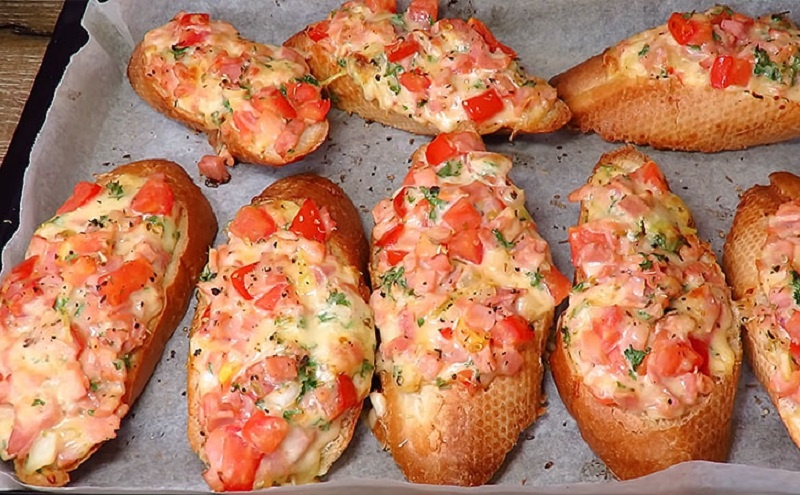 Горячие бутерброды с мясом и сыром: просто и вкуснее пиццы