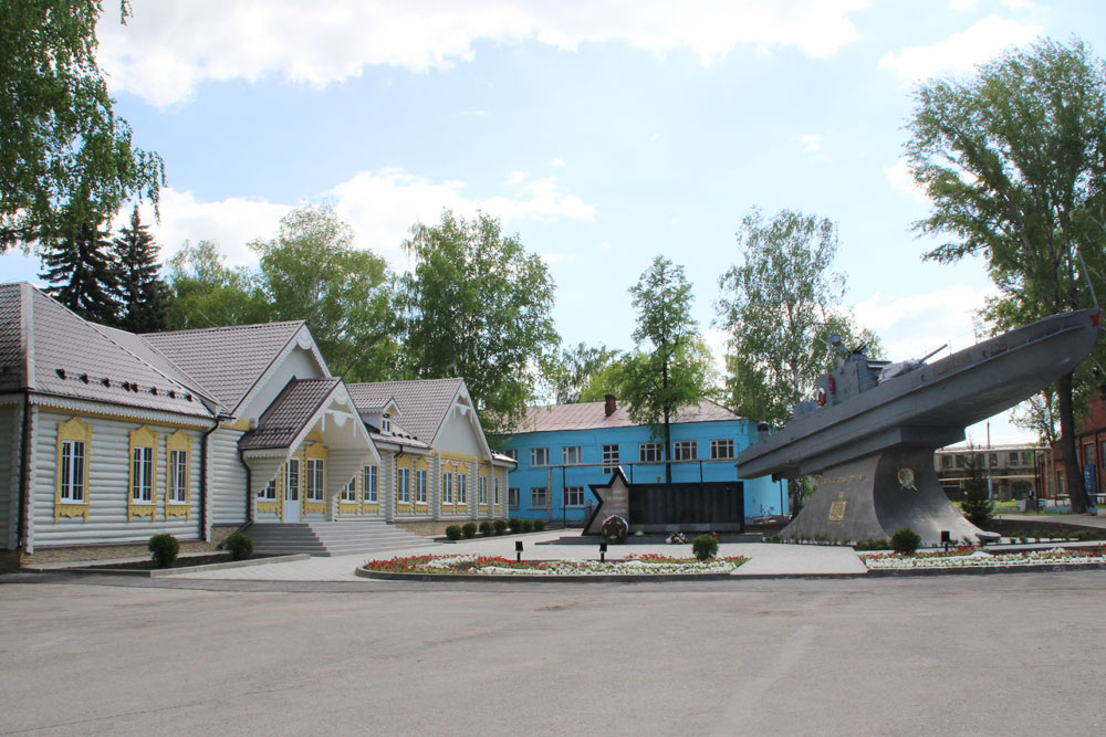 Мемориальный комплекс у проходной Зеленодольского судостроительного завода им. А.М. Горького